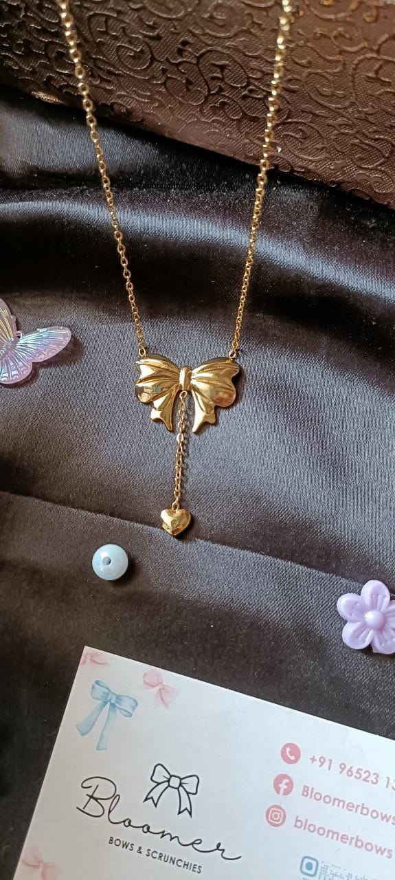 Bow with heart neck chain