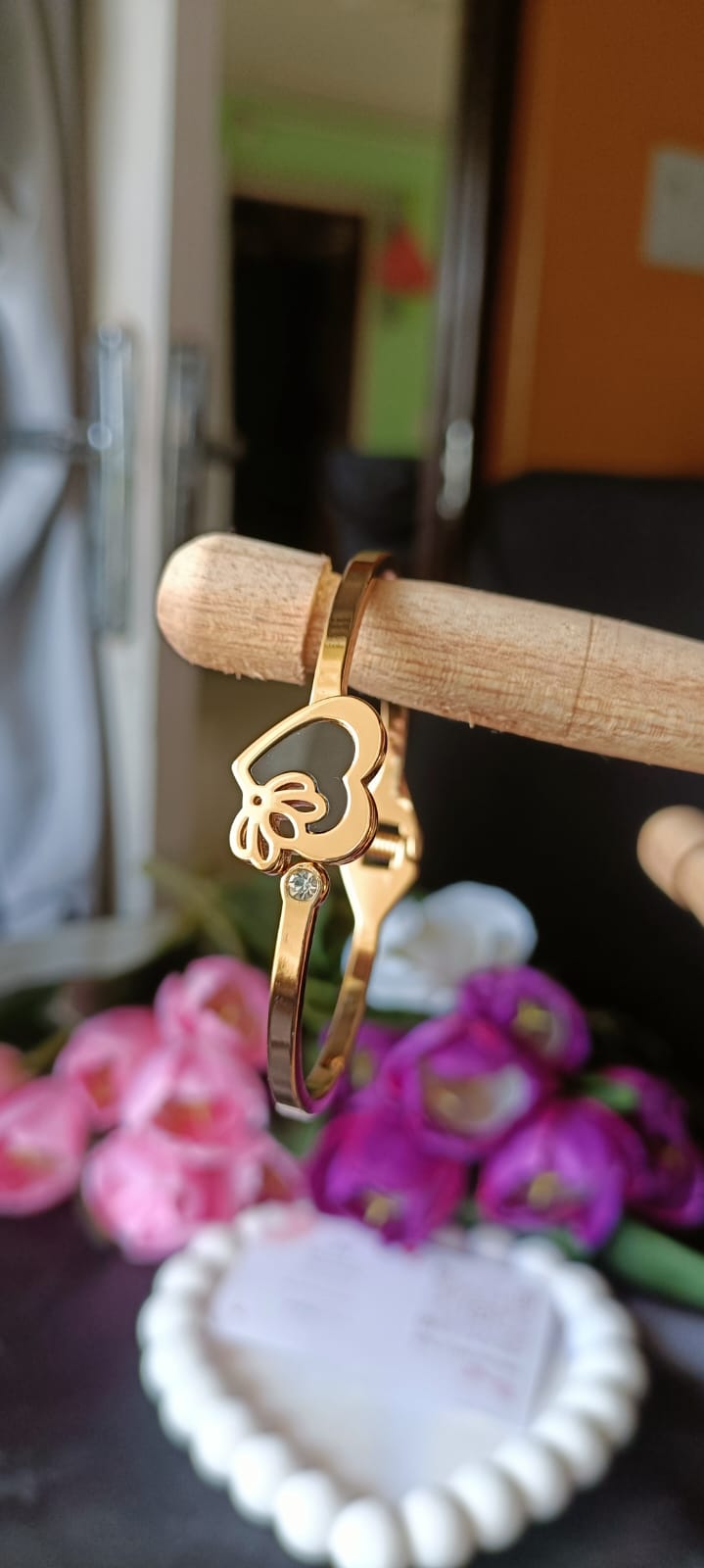 Simple and trendy heart with flower magnetic kada