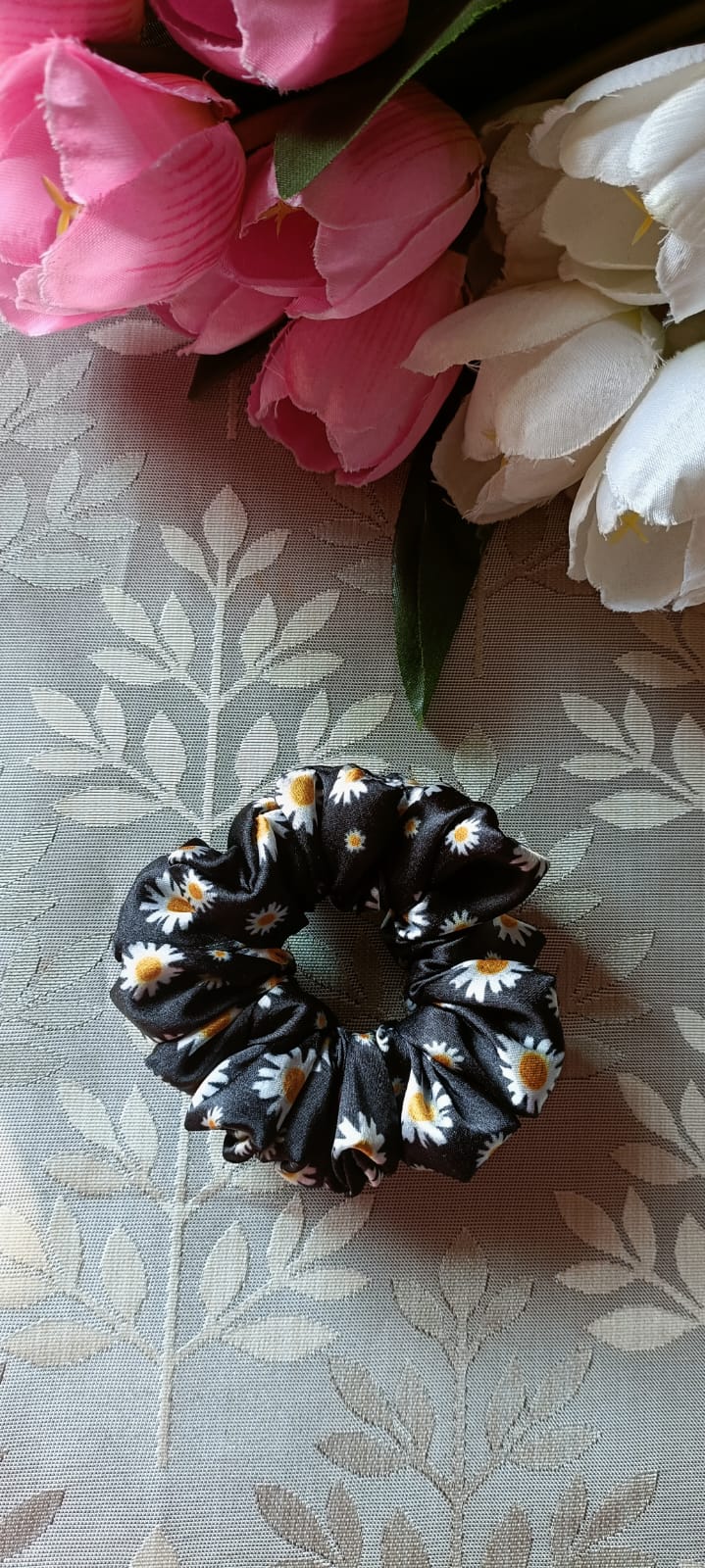 Black daisy printed scrunchy small