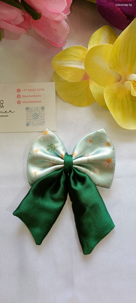 Daisy pista green bow