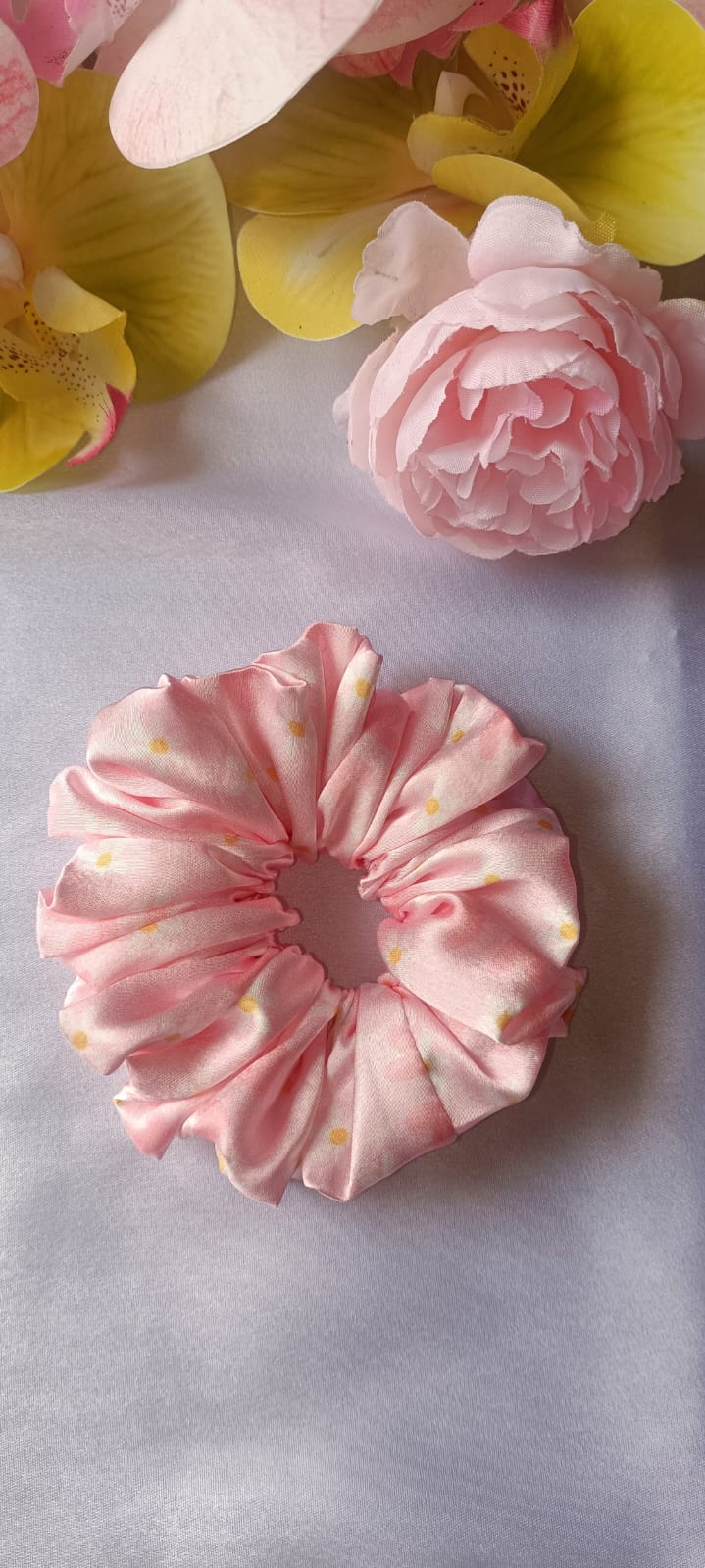 Daisy pink scrunchy