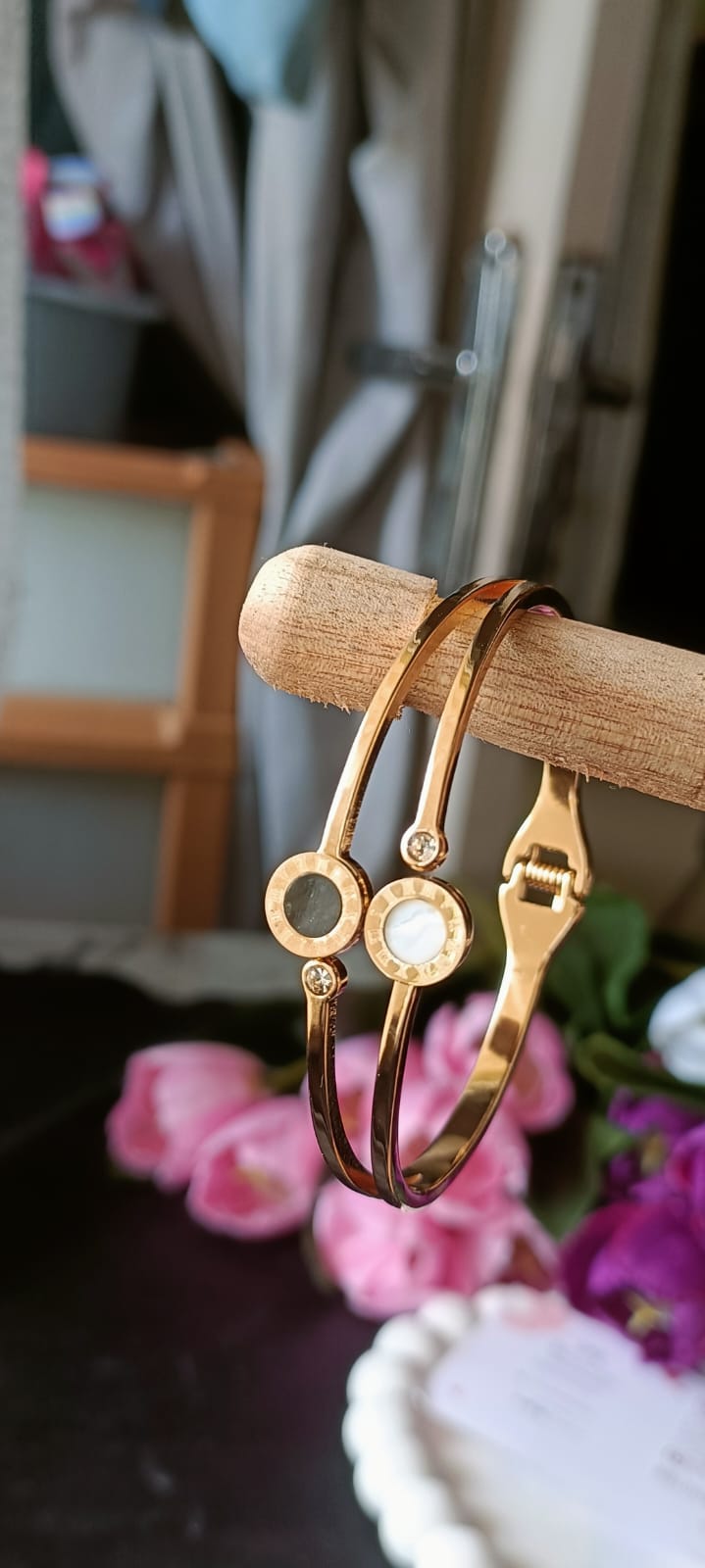 Black and white magnetic kada