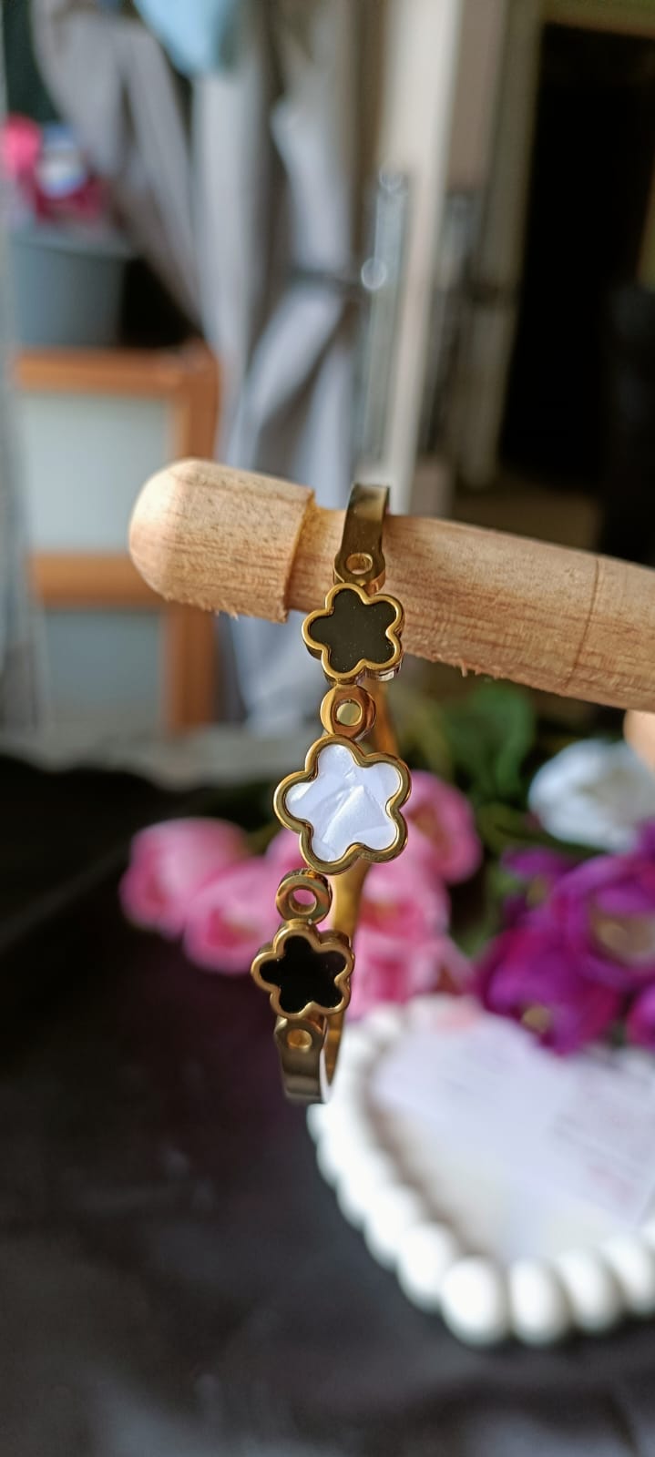 Black and white combo clover kada